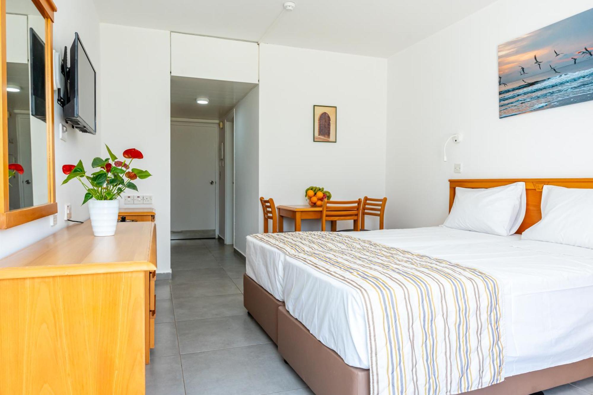 Helios Bay Hotel And Suites Klorakas Camera foto