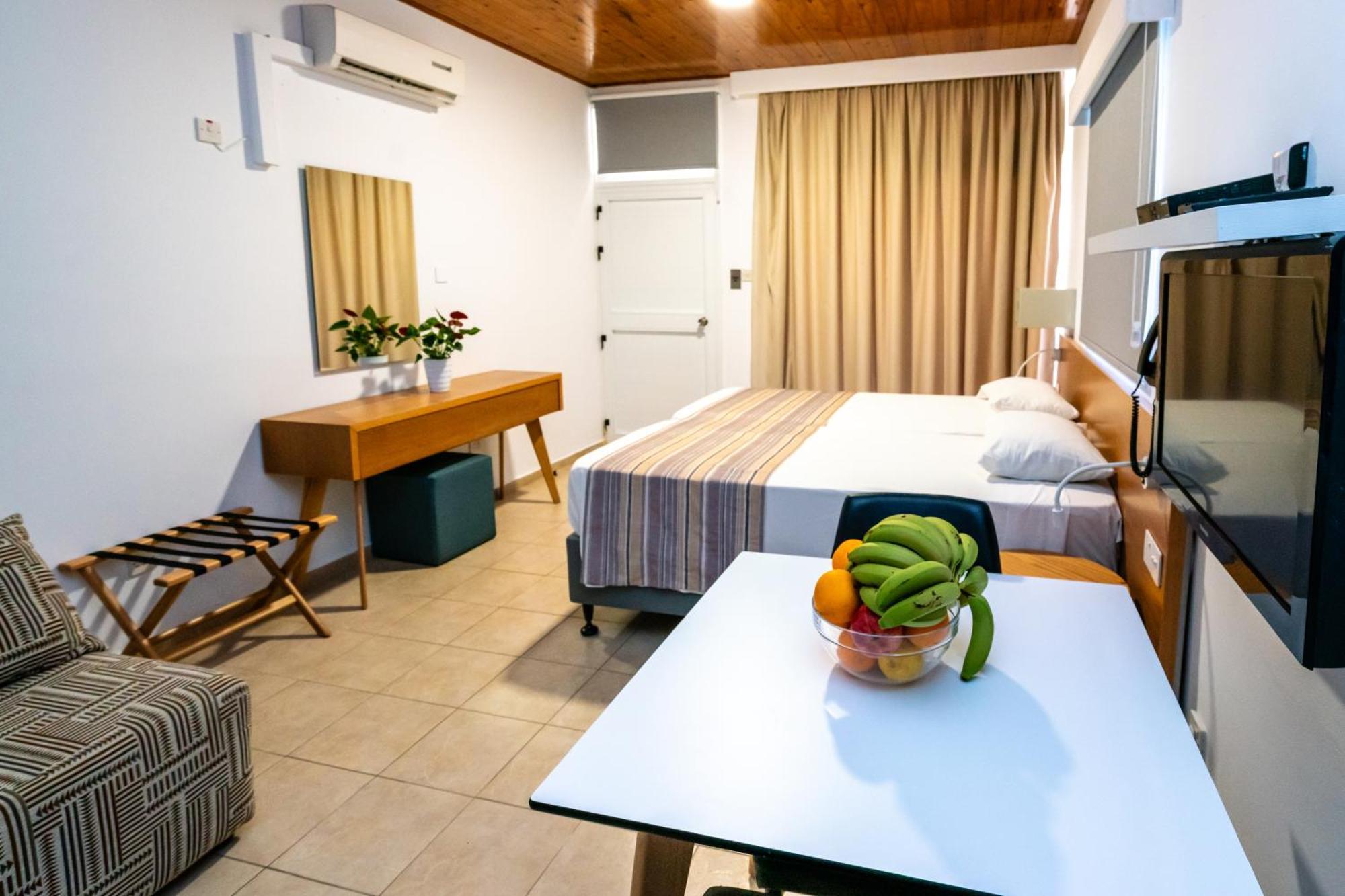 Helios Bay Hotel And Suites Klorakas Esterno foto