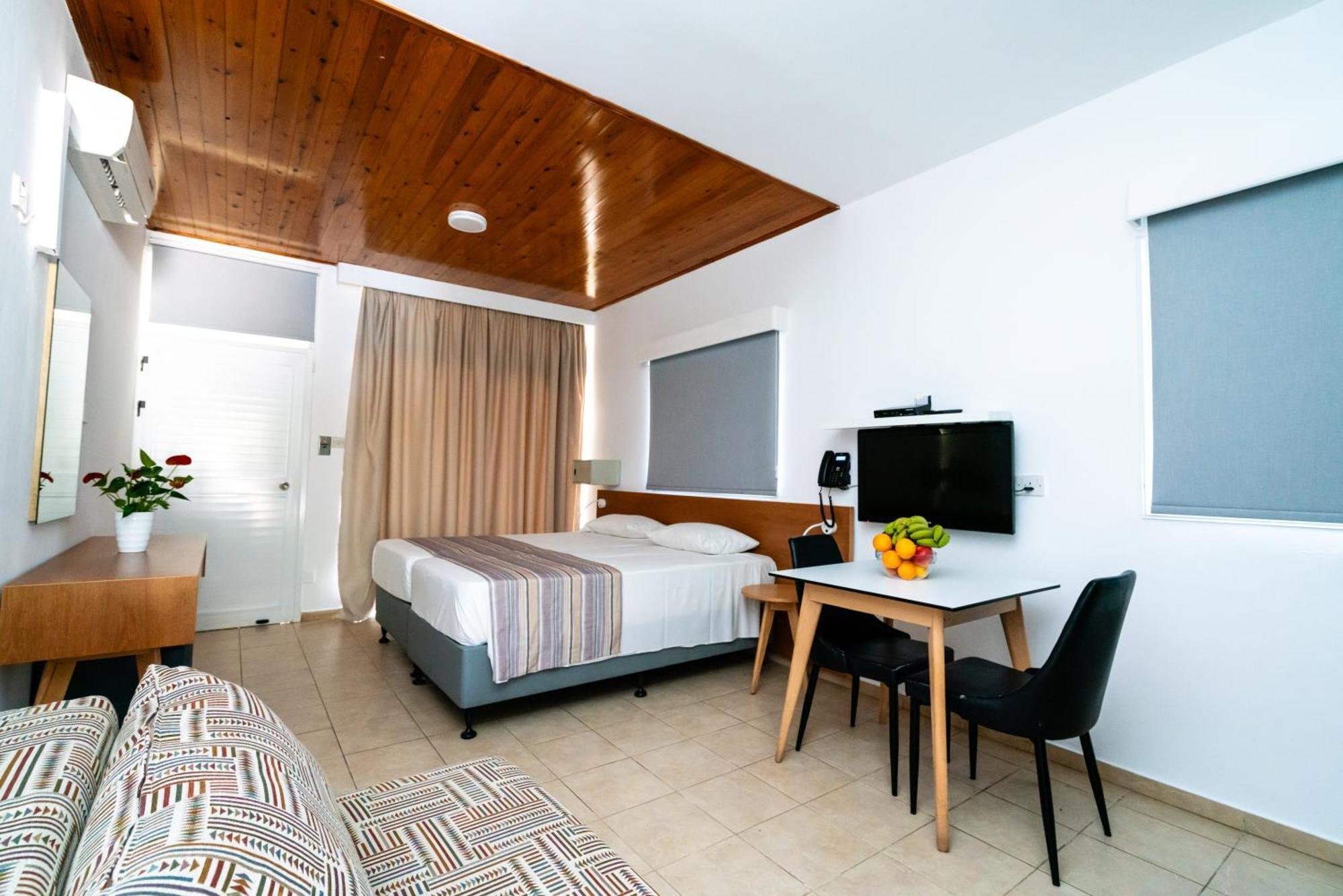 Helios Bay Hotel And Suites Klorakas Esterno foto