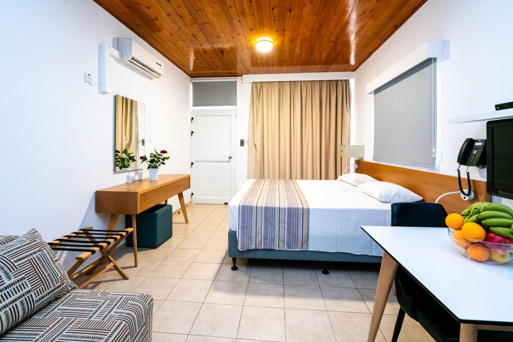 Helios Bay Hotel And Suites Klorakas Esterno foto