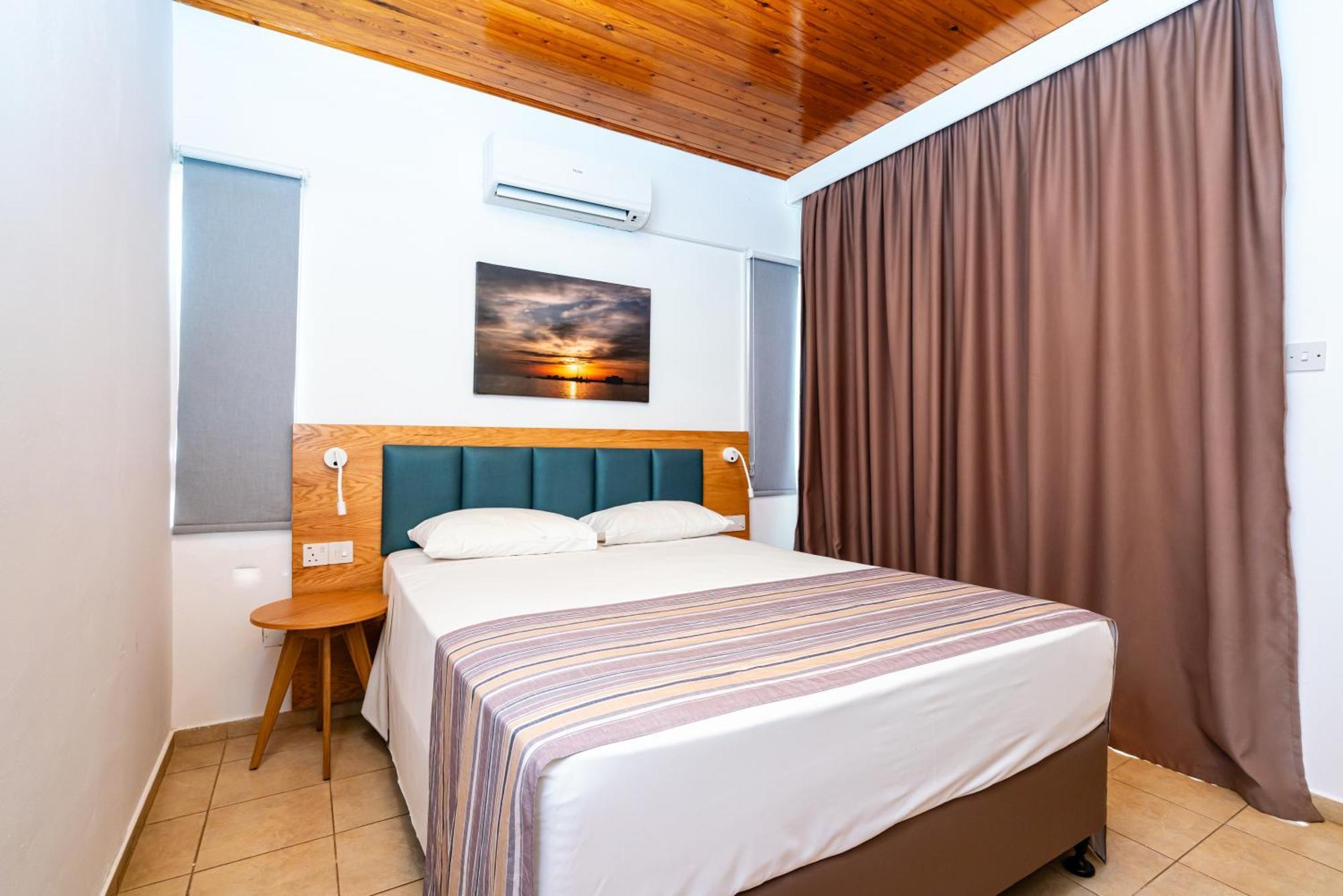 Helios Bay Hotel And Suites Klorakas Esterno foto